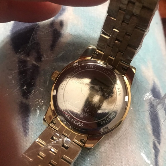 Micheal Kors  NEW gold watch with no tags - Picture 9 of 15